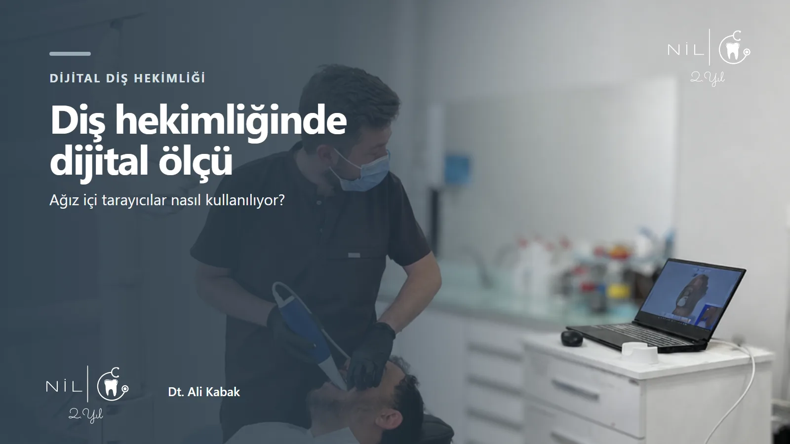 Dt. Ali Kabak, ağız içi tarayıcıyla dijital ölçü alırken; taranan görüntü bilgisayar ekranına yansıyor