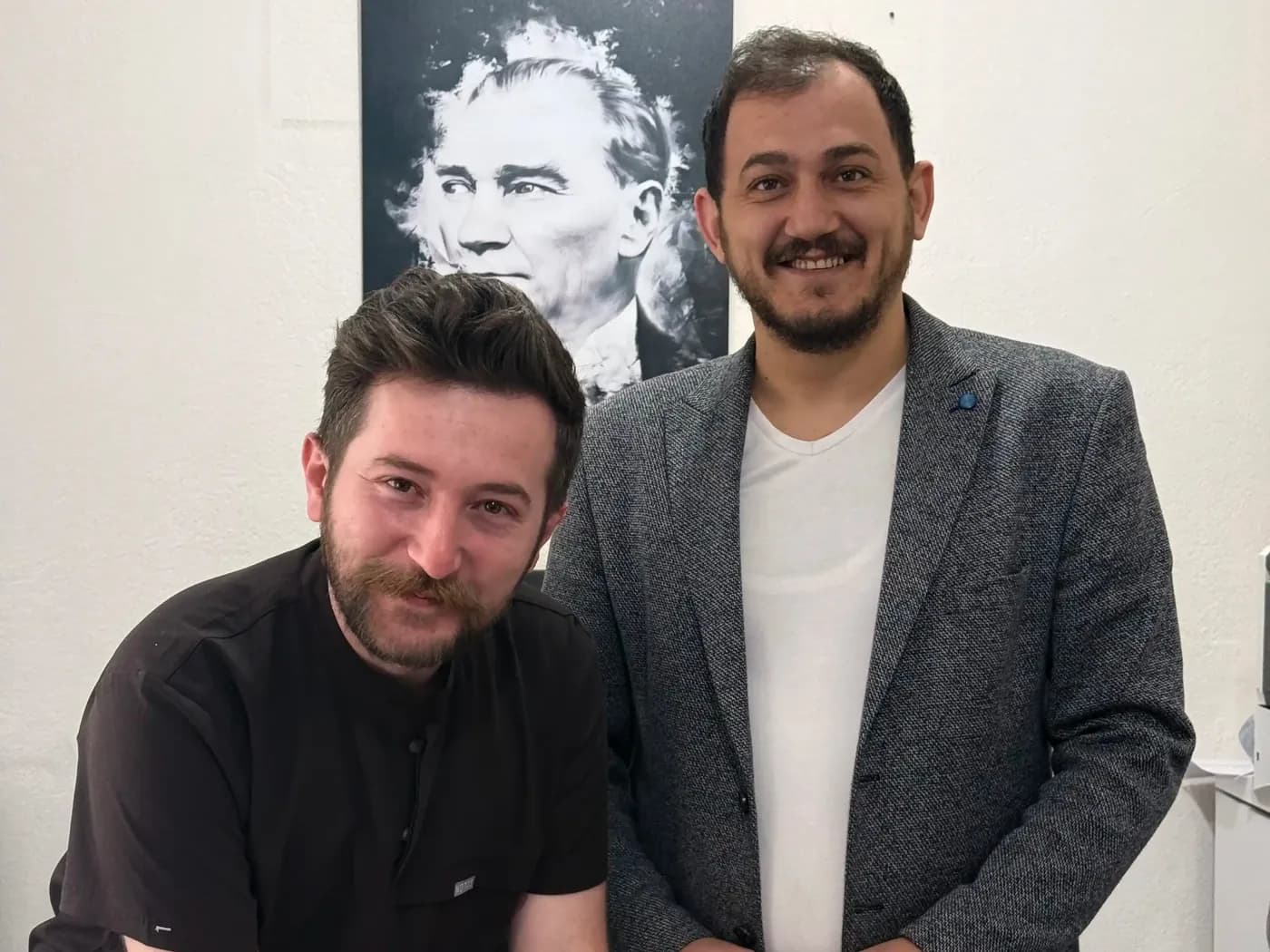 Domaniç Devlet Ana Okulu'nda Dt. Ali Kabak ve Okul Müdürü Rasim Özten protokol imzalarken