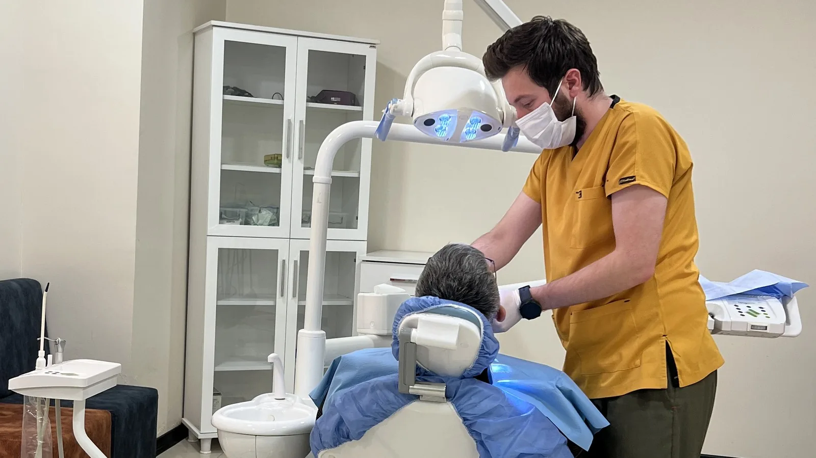 Kliniğimizde implant uygulaması: hekimimiz cerrahi ışık altında, steril örtü ve tek kullanımlık malzemelerle çalışıyor