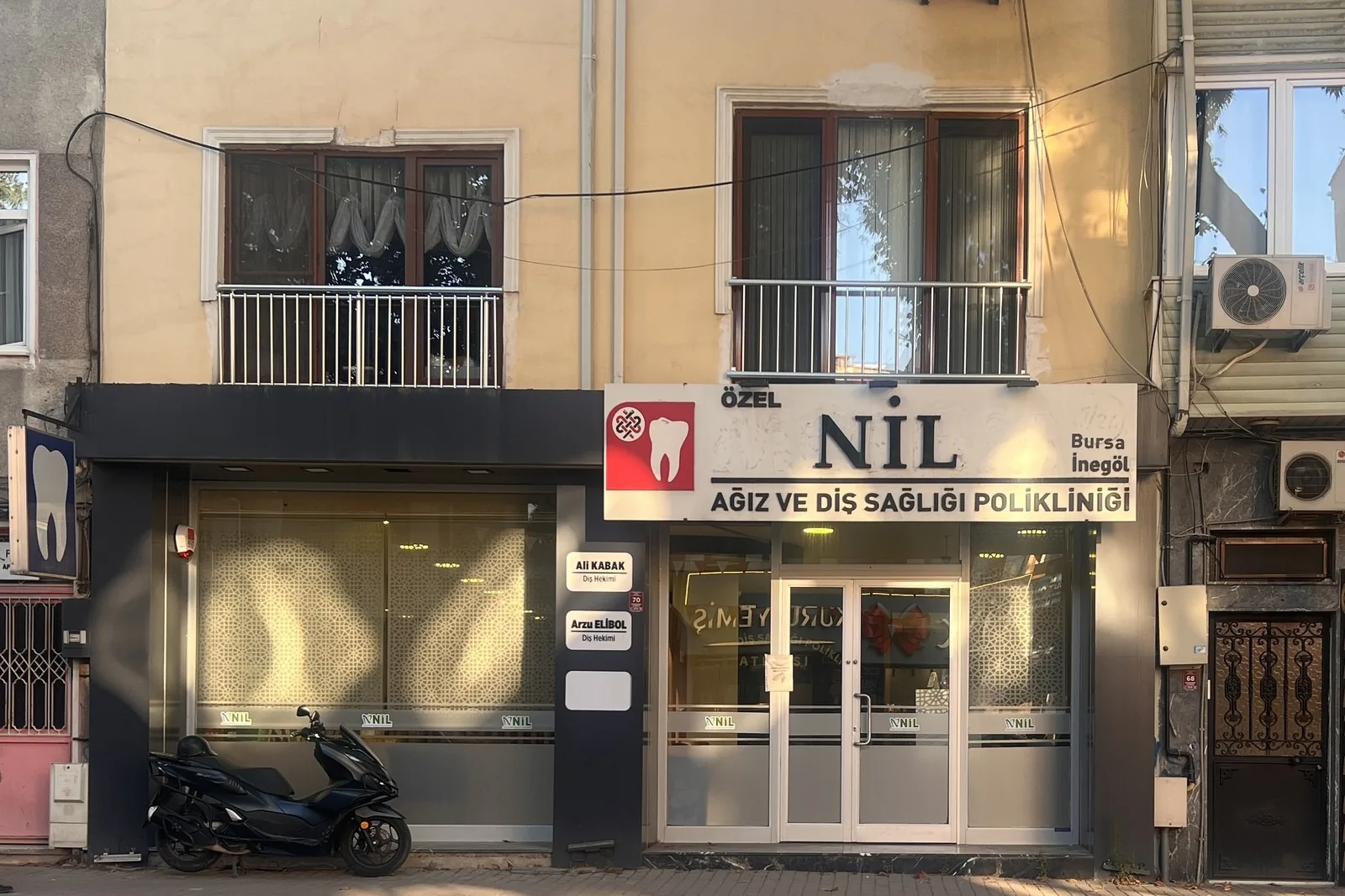 Özel Nil Ağız ve Diş Sağlığı Polikliniği'nin Kasım Efendi Caddesi üzerindeki girişi ve cephe tabelası